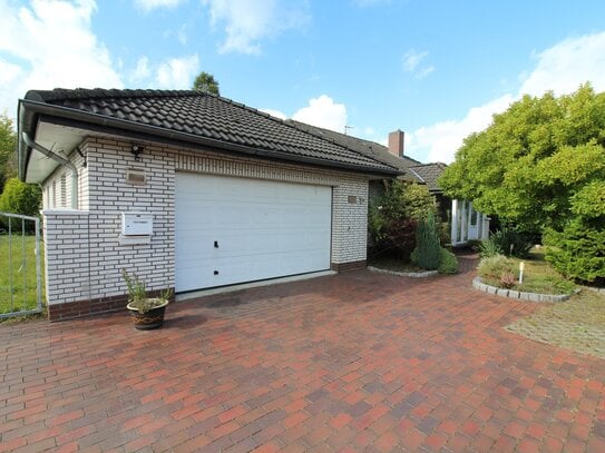 Ebenerdiger Bungalow mit großzügigem Wintergarten, Garage und großem Grundstück