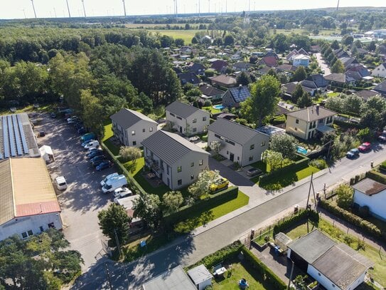 Mit Fußbodenheizung, modernem Bad, Balkon, Stellplatz u.v.m.: Neubau im Erstbezug in Bernau