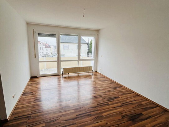 Schöne 2-Zimmerwohnung mit Balkon, EBK & Stellplatz in bester Lage von Offenbach-Bieber