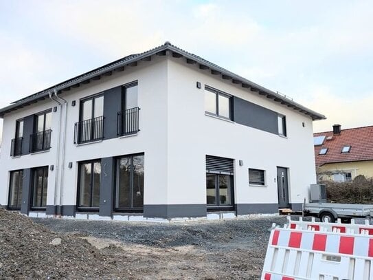 NEUBAU/ERSTBEZUG: Großzügige und effiziente DHH mit EBK, Garage, Carport, PV-Anlage (Eff40)