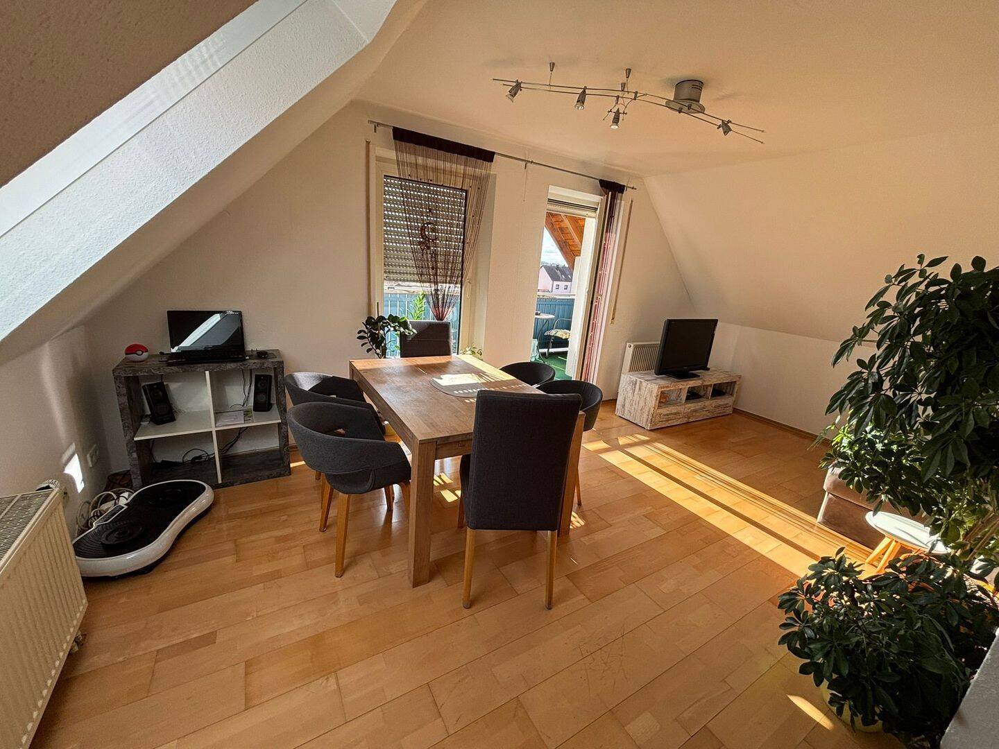                                                               Helle 2-Zimmer Dachgeschosswohnung mit K&uuml;che und tollem Balkon                                                       in Neunhof (Nürnberg)