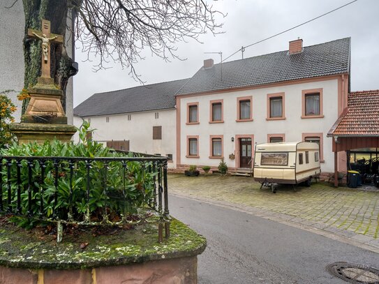 Bauernhaus mit Stallungen und Scheunen