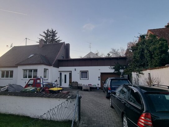 NEUMANN - Vermietetes Einfamilienhaus in zweiter Reihe mit großzügigem Grundstück