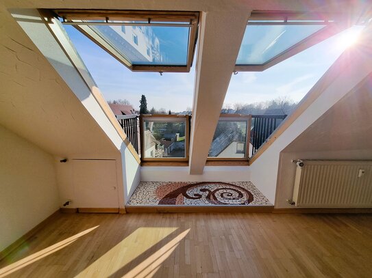 Dachgeschosswohnung mit Cabriobalkon, voll ausgebautem Spitzboden als Nutzfläche und Stellplatz