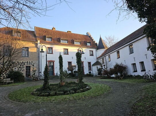 Lichtdurchflutete Maisonettewohnung in idyllischer Burganlage