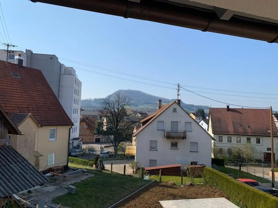 Moderne Erdgeschosswohnung mit Balkon und Stellplatz in Straßdorf zu vermieten