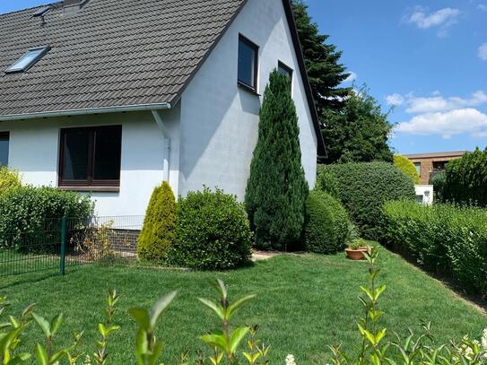 Pinneberg in Toplage - Dachgeschoss Wohnung in charmantem 2 Familien Haus mit eigenem Garten, Garage und Stellplatz