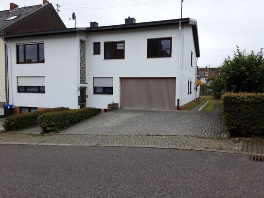 RESERVIERT !Schöne,gepflegte Immobilie mit 3 Wohneinheiten ( Zweifamilienhaus und Bungalow ) in guter Lage von Saarbrüc…