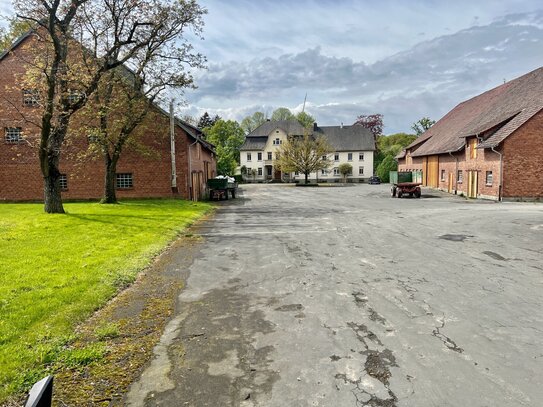 Historisches Anwesen von 1915 mit Haupthaus, Hofladen, Nebengebäuden und Ställen.