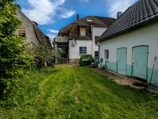 Zweifamilienhaus geteilt in zwei Eigentumswohnungen auf riesigem Grundstück