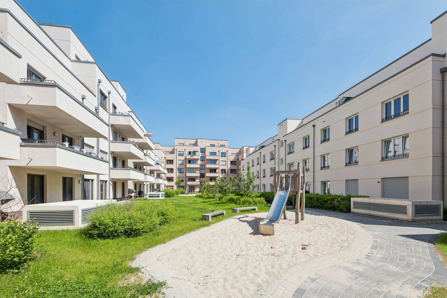 Lichtdurchflutete 2-Zimmer-Wohnung mit Loggia, modernem Wohn-/Kochbereich und durchdachtem Schnitt - Photo 1
