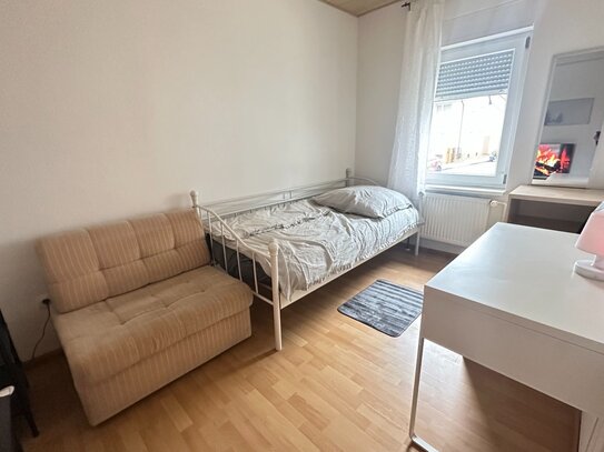 WG Zimmer mit Internet, Gästeküche, Etagendusche/Wc, Waschmaschine, Trockner, Terrasse und Gartennutzung