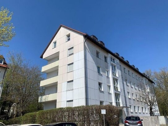 Freising: Gut geschnittene vier Zimmer Wohnung mit Loggia