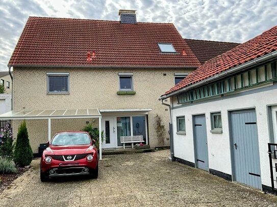 Zweifamilienhaus mit großer Garage in Salzgitter Ortsteil