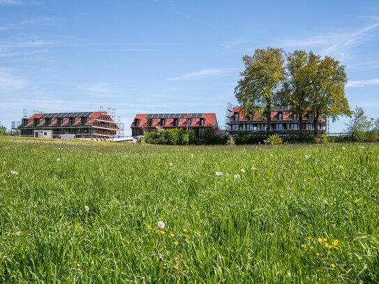 Neubau: Eckhaus mit Liegeinsel im privaten Garten und Seeblick