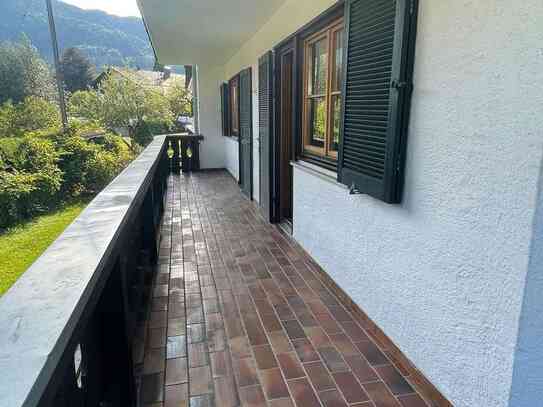 Geschmackvolle und geräumige Wohnung mit zwei Zimmern sowie Balkon und Einbauküche in Bad Wiessee