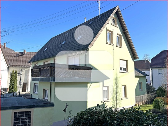 Großzügiges Wohnhaus mit zwei Garagen