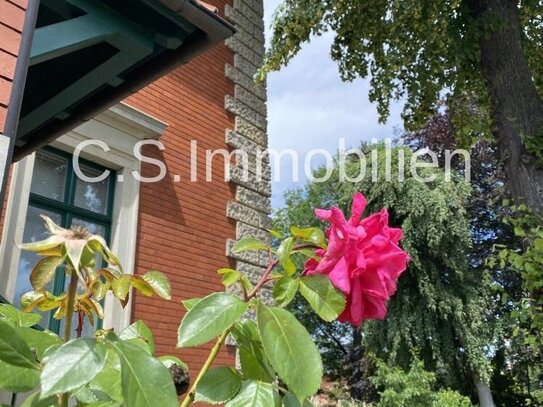 Stilvboll wohnen und arbeiten - Denkmalgeschütze Fabrikantenvilla auf parkähnliches Grundstück mit viel Nebengelass