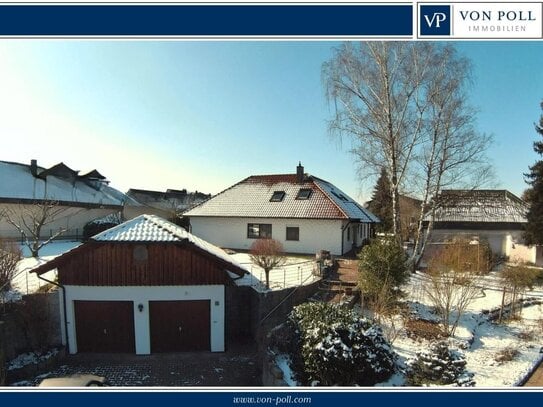 Zeitlos elegantes Haus in ruhiger Lage, mit Doppelgarage, Gartenteich und Außenkamin.