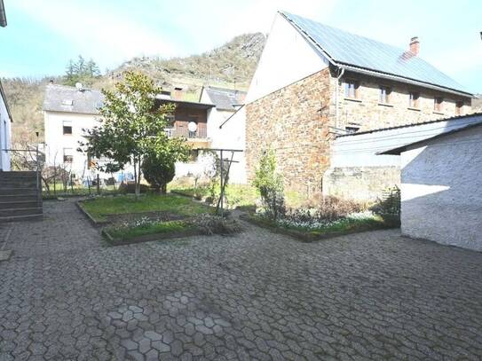 Gelegenheit für Handwerker - großzügiges Familienhaus mit großem Garten und 2 Garagen