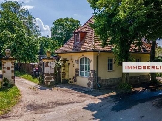 IMMOBERLIN.DE - Klassisches Torhaus mit Sonnengarten + Pool am Kartzower Schloss