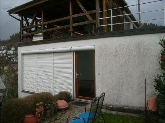 Wohnhaus mit 2 Garagen und Carport in Aistaig!