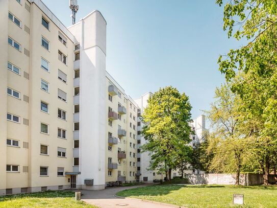 Befristetes Zuhause in Augsburg: 4-Zimmer-Wohnung mit gepflegter Ausstattung, Balkon und Einbauküche