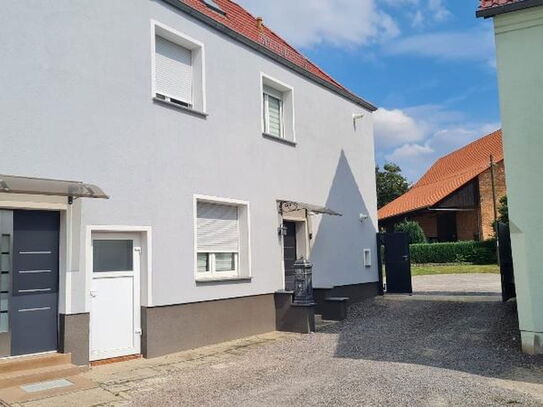 Zweifamilienhaus mit Garagen