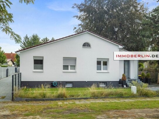 IMMOBERLIN.DE - Energieeffizienter Bungalow mit großer Westterrasse in familienfreundlicher Lage