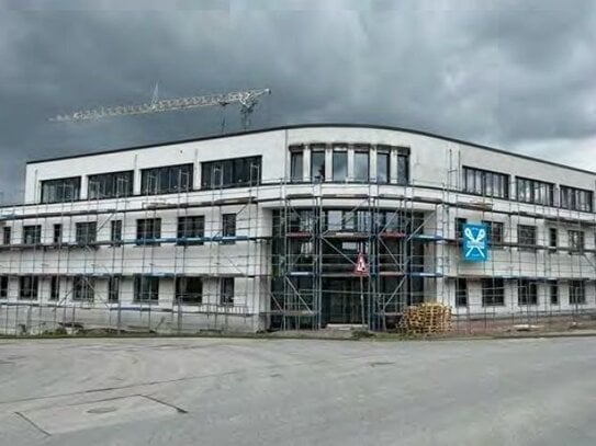 HALLE AUF GEWERBEHOF MIT DEVELOPMENT/BEGONNENE BAUMASSNAHME EINES BÜRO- UND VERWALTUNGSGEBÄUDES