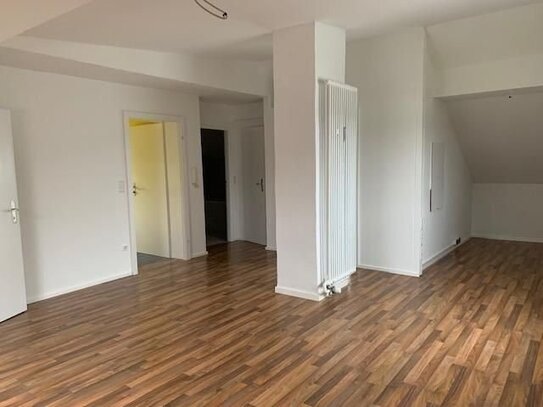 schöne helle Dachgeschosswohnung in 1 A Lage