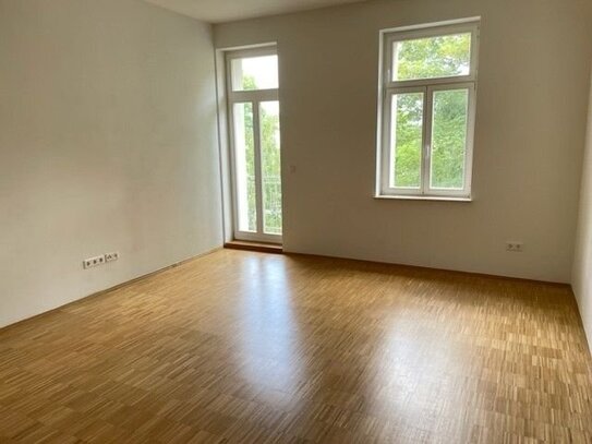 +++SCHÖNES WOHNEN mit Echtholzparkett, Fußbodenheizung, modernem Bad sowie Balkon und Lift+++