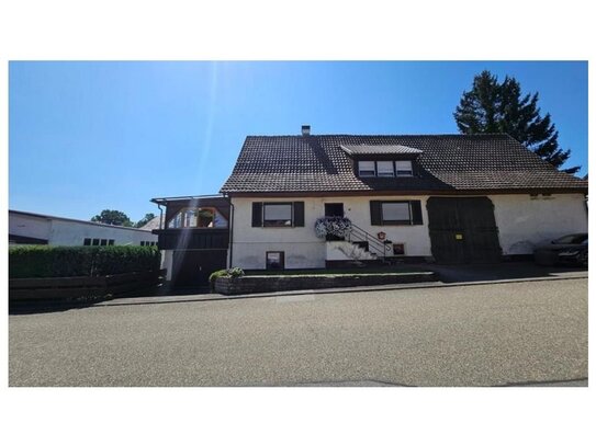 Einfamilienhaus mit Garten, Garage und Scheune