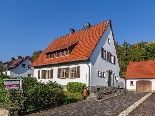 WALDRANDLAGE - GERÄUMIGES HAUS MIT ZWEI BÄDERN, SAUNA, KACHELOFEN, VOLLKELLER UND GROßER GARAGE