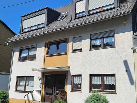 Bezugsfreie 4 Zimmer-Eigentumswohnung mit Balkon und PKW-Stellplatz in einem gepflegten Vierfamilienhaus