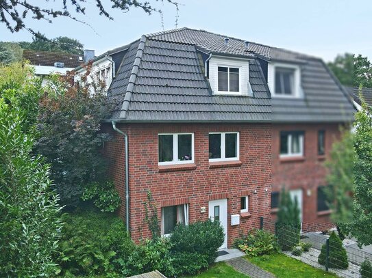 Neuwertiges Wohnen über drei Ebenen - DHH mit sonniger Terrasse und ca. 320 m² Gartenidylle