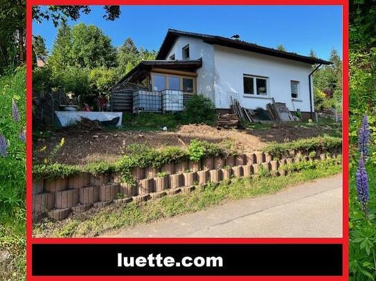 Idyllisch, in der Natur eingebettet gelegenes Wohn/ Ferienhaus, Waldrand, Sackgasse, Eckgrundstück ca. 661 m², Garage...