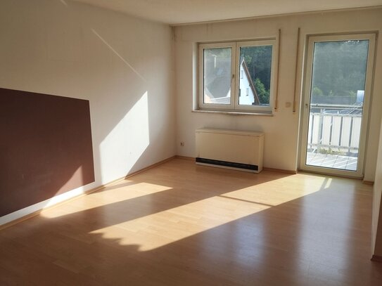 Sofort bezugsfrei! Schöne 3-Zimmer-Wohnung mit Einbauküche, Balkon und Extra Zimmer im Dachgeschoss