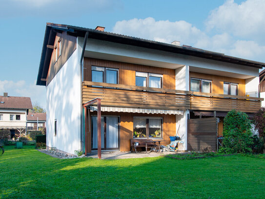 Großzügige Doppelhaushälfte mit schönem Garten und Garage in Oberwöhr zu verkaufen.