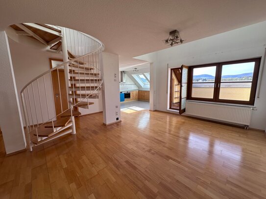 Lichtdurchflutete Maisonette-Wohnung in ruhiger Lage - Großzügiger Grundriss und Dachterrasse mit schönem Blick in Sala…