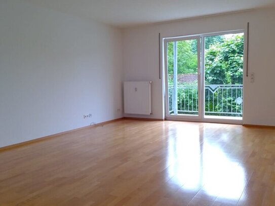 Komfortable 3-Zimmerwohnung, Küche mit EBK, Bad, Abstellraum, Balkon, Garage + Stellplatz