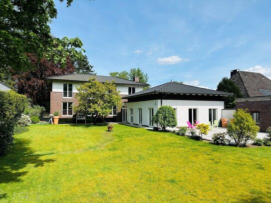 Traumhaftes Einfamilienhaus mit großzügigem Garten und idyllischer Waldlage in Volksdorf