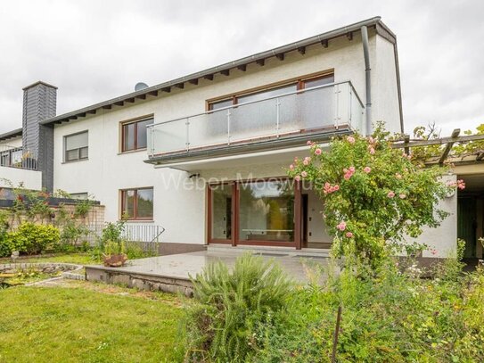 Einfamilienhaus (einseitig angebaut) mit Balkon und Terrasse, Garten, 2 Garagen + 2 Stellplätzen