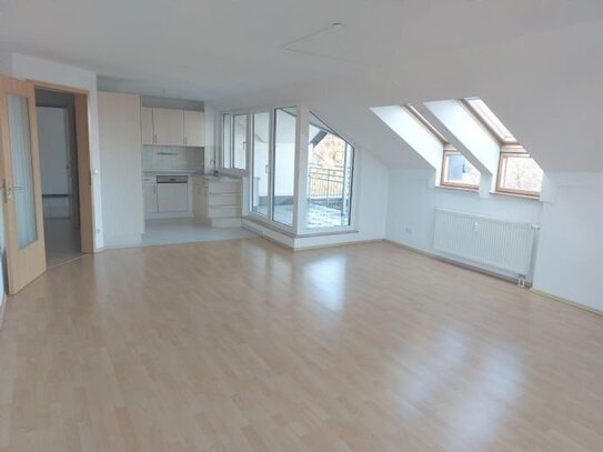 Exklusive 2-Zi.-DG-Whg. mit 2 gr. Balkonen, Fahrstuhl + Stellplatz (ca. 80 m²) zu vermieten