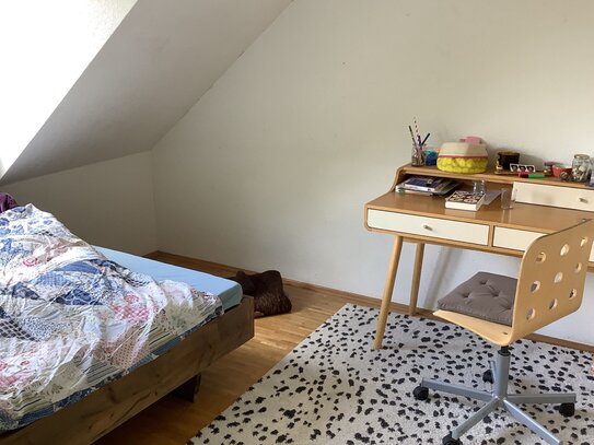 Ruhiges Zimmer in charmantem Haus mit Garten, citynah, 15 Min. zur Innenstadt, WLAN, Etagendusche/WC, Waschmaschine, Kü…