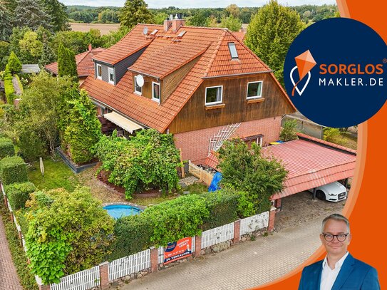 Stilvolle Doppelhaushälfte mit Pool und Carport