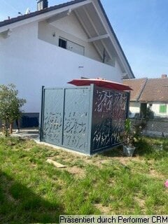 Den Feierabend genießen auf einem großen überdachten Balkon