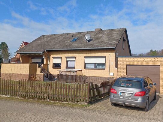 Verklinkertes Einfamilienhaus mit Keller, Garage und Carport! (RK-6255)