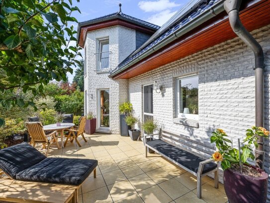 Wohnen im Traumhaus mit wunderschöner Gartenoase, Kachelofenkamin und Solarstromanlage