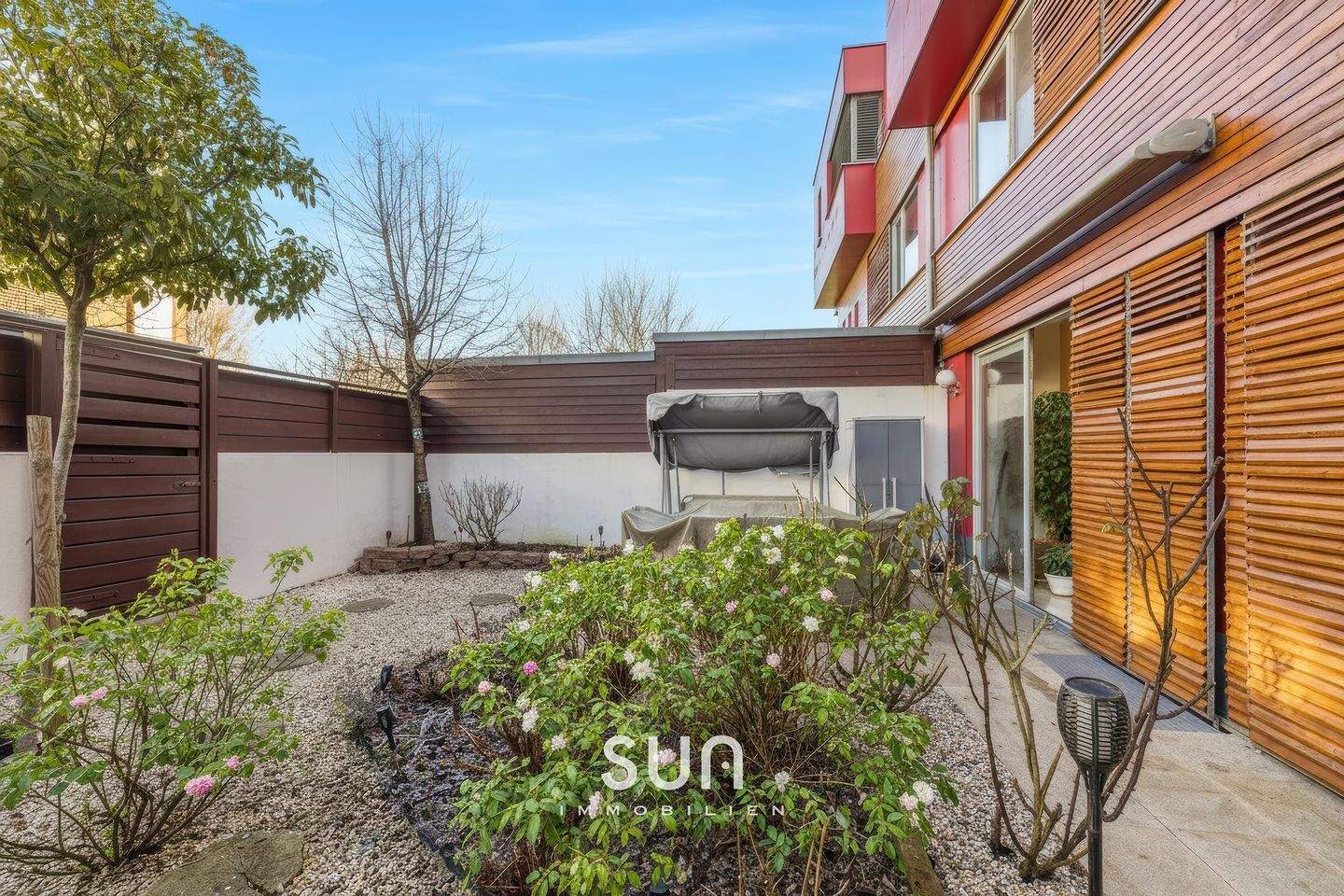 8 METER BREITES RMH mit EFH-Charakter & EINLIEGERW. - 160 m² Wfl. + 58 m² beheizte UG-Fläche, KFW-40